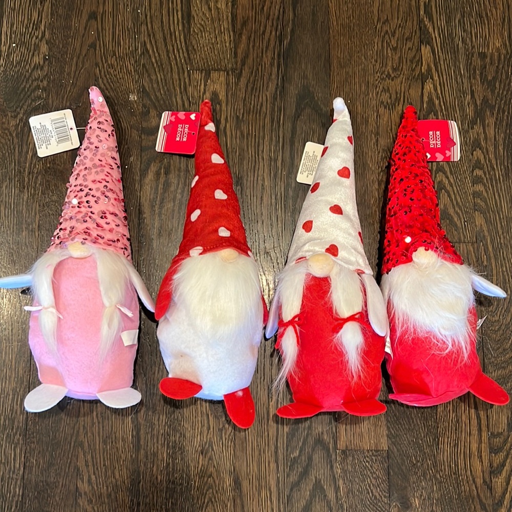 Valentine Gnomes set of 4 BRAND NEW with plastic packaging ❤️